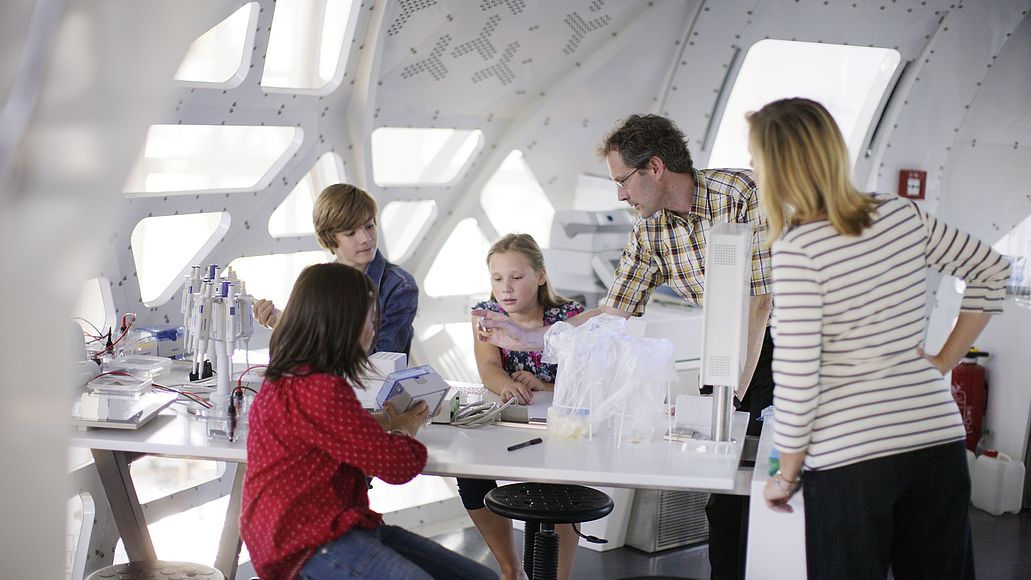 Eine Familie im DNA-Labor.