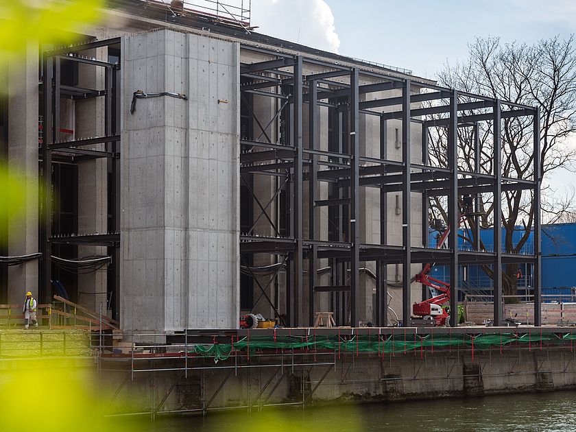 Der Interims-Eingang wird aufgebaut.