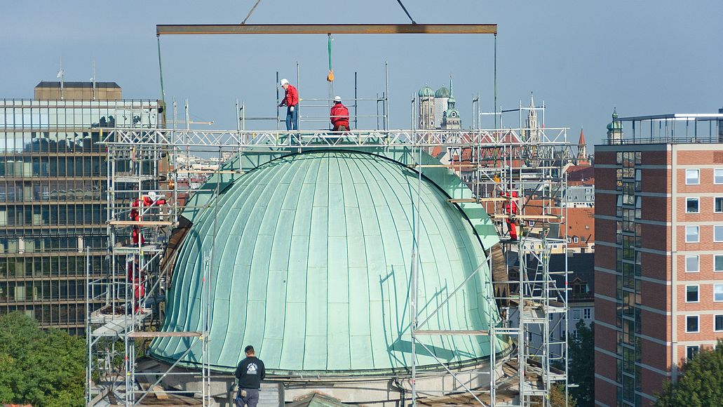 Arbeiter auf der Kuppel des Weststernwarte.