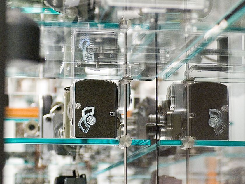 Kameras Historische Kameras in der Vitrine.