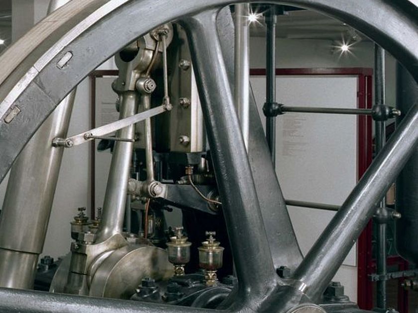 Nahaufnahme Das große Schwungrad des ersten Dieselmotors.