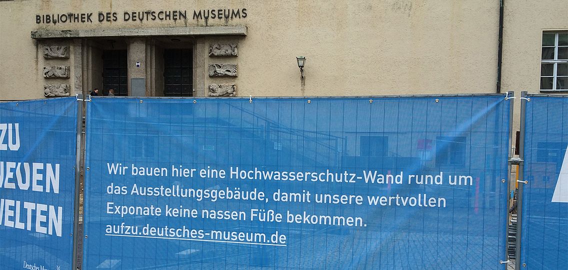 Banner am Bauzaun erklären, was im Museumshof passiert.