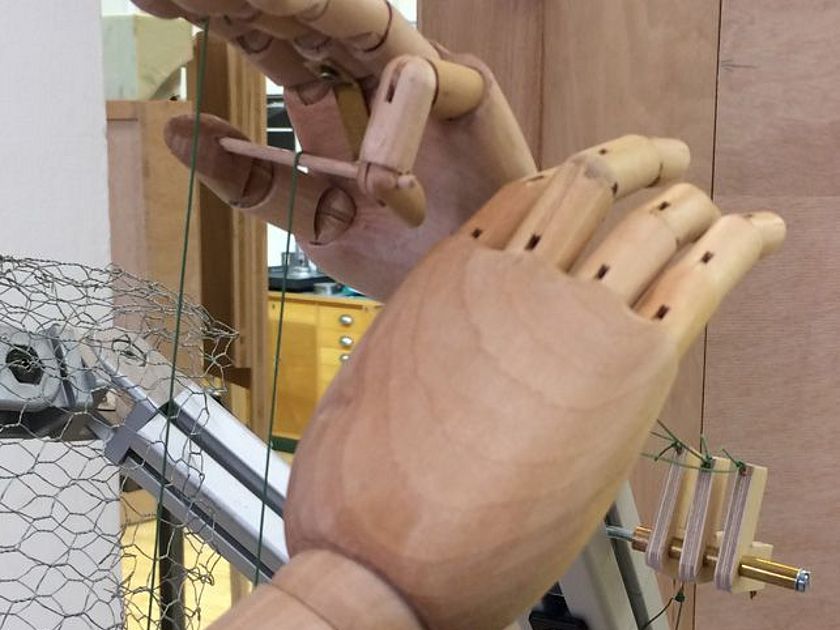 Nahaufnahme Die hölzernen Hände des Flötenspielers.