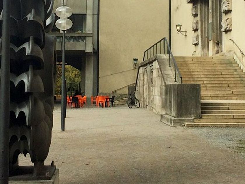 Museumshof Blick auf die Treppe zur Bibliothek mit Turbine im Vordergrund.