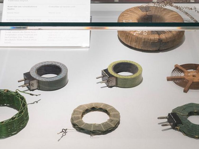 Spulen in einer Vitrine. Spulen in einer Vitrine.